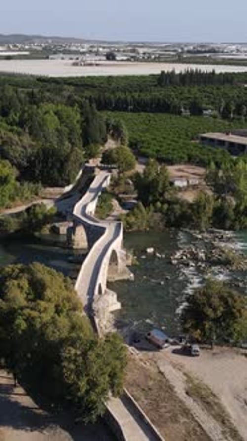 Brücke über den Fluss