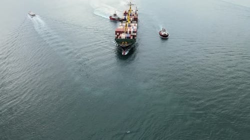 Luftaufnahmen eines Containerschiffs Istanbul
