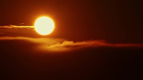 Le grand soleil jaune se couche sur le coucher de soleil orange éclatant