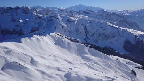 Descendez au-dessus d'une colline enneigée