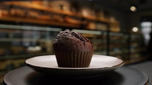 Nahaufnahme, Bäckerei - köstlicher Muffin auf einer rotierenden Oberfläche