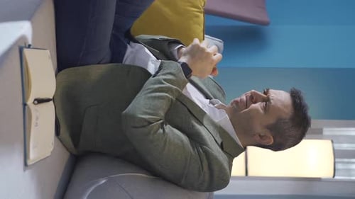 Vidéo verticale de L'homme qui a perdu en bourse. L'homme en faillite
.