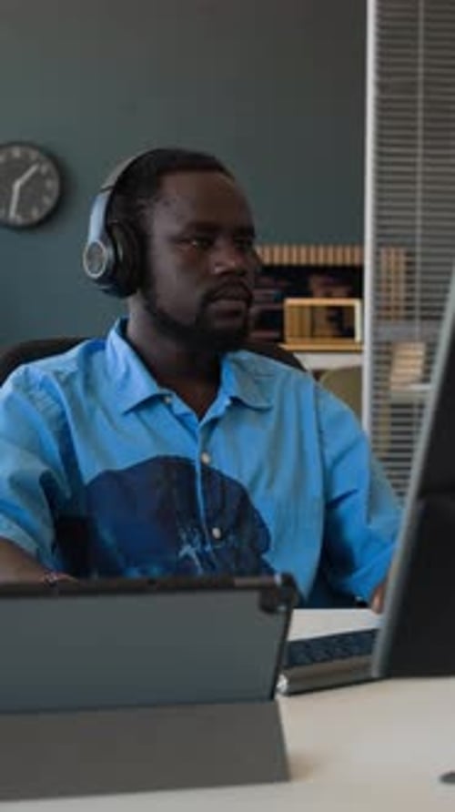 Homme noir au casque travaillant dans un bureau moderne