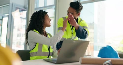 Engenheiro civil, high five e pessoas com laptop, bem-sucedidas e felizes com a colaboração ou a tarefa
