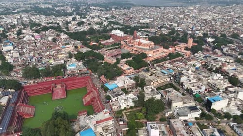 Superbe vue aérienne de Mathura montrant la célèbre région des temples entourée d'une vie urbaine dense,