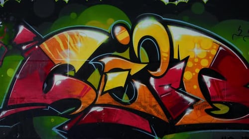 Pintura de parede com grafite colorido brilhante no Skate Park. Bela arte de grafite