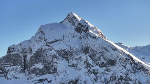 Cumbre nevada de Fronalpstock