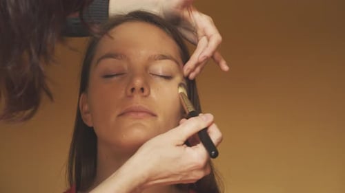 Maquillage. Appliquer le fond de teint sur un visage modèle
