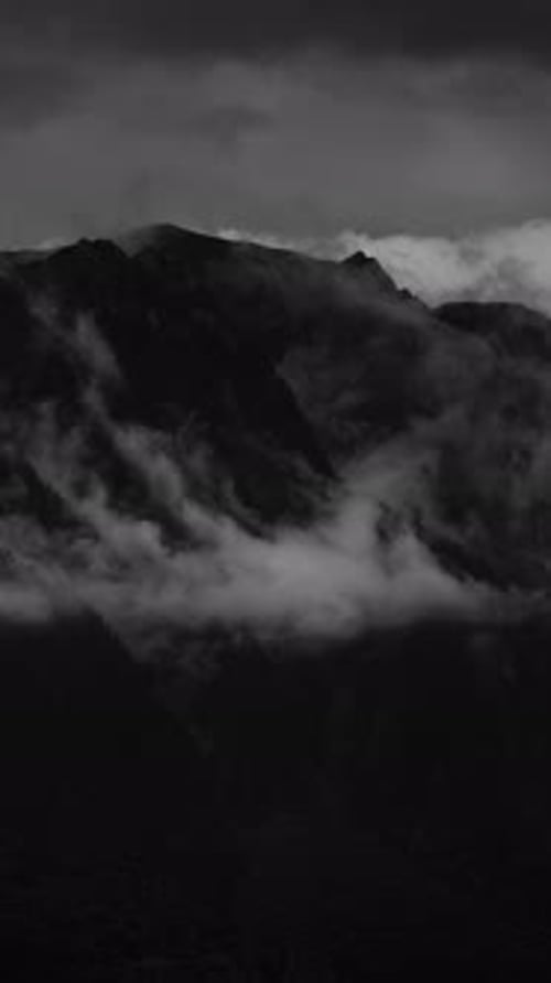 Photographie en noir et blanc théâtrale d'un mystérieux paysage de montagne évoquant de profondes émotions