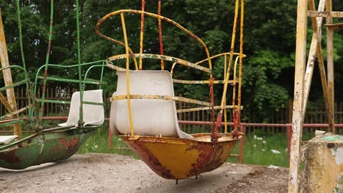 Navio giratório de parque de diversões abandonado e vazio em Chernobyl