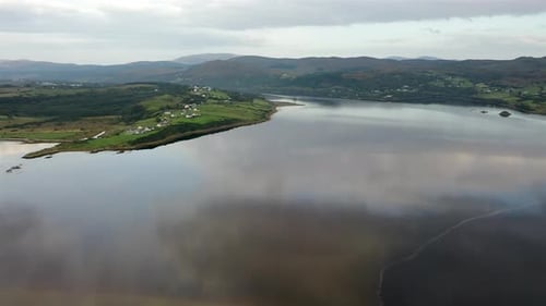 Vista aérea de Cor y Cullion por el condado de Lettermacaward, Donegal, Irlanda