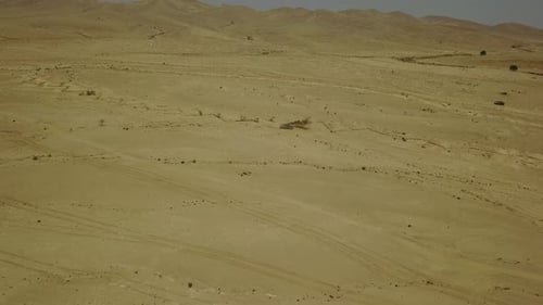 Les
troupes de l'armée israélienne s'entraînent au combat avec des chars. Opérations militaires dans le désert.
