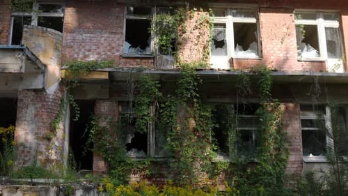 Fassade eines alten verlassenen Gebäudes mit zerbrochenem Glas und ohne Menschen