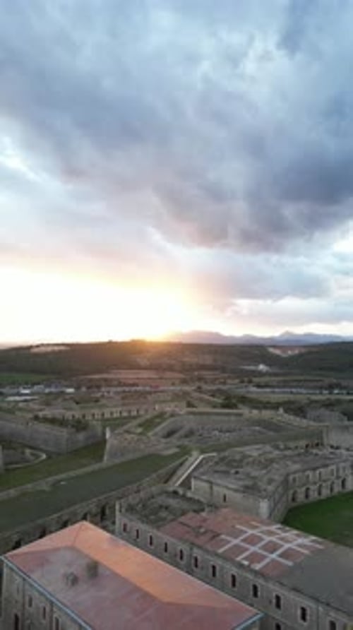 Vidéo aérienne de Castell de Sant Ferran en Espagne en soirée