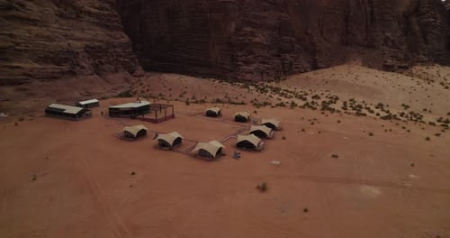 Tourismus, Glamping und Camping in der Wüste Wadi Rum, Jordanien, Luftaufnahme