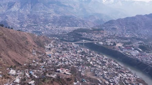 Paysage urbain de la rivière Muzaffarabad