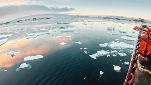 Eisstücke, die an einem Schiff schwimmen