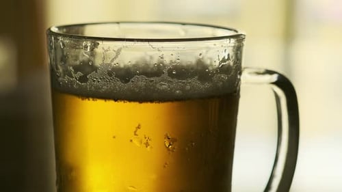 Kaltes Bier im Glasbecher