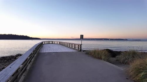 Cais panorâmicos de madeira em Ambleside ao pôr do sol, temporada de outono, West Vancouver, Vancouver