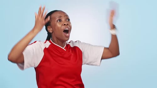 Surprise, réaction et femme noire regardant le sport pour un but, une défaite ou un penalty dans un studio