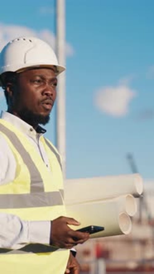 Experiencia ecológica y control de edificios en las afueras de la ciudad: Foreman pasea a un hombre afroamericano