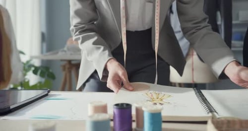 Primer plano de una modista asiática empresaria con fondo de Colleción de Moda