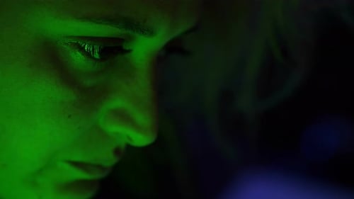Deprimierte junge Frau mit traurigen Gefühlen und Gefühlen mit grünem Licht