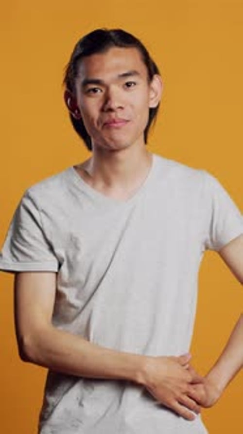 Vídeo vertical: homem feliz e despreocupado curtindo piadas no estúdio