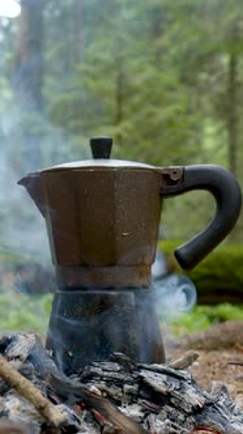Moka Pot preparando café en una fogata en el bosque
