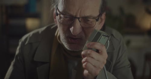 Détective privé examinant des conversations enregistrées