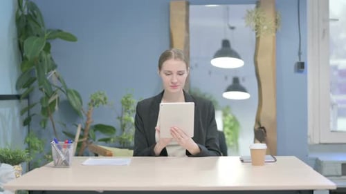 Femme d'affaires utilisant une tablette numérique, naviguant sur Internet