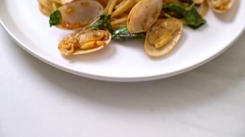 Spaghetti sauté aux palourdes, à l'ail et au piment