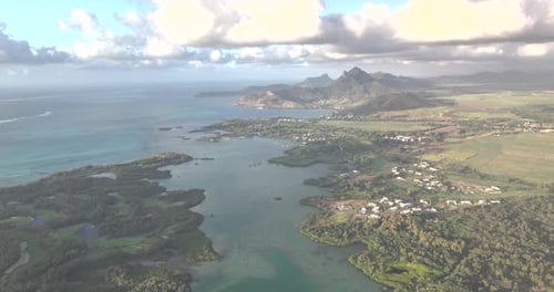 Luftaufnahme der Insel und Küste von Four Seasons, Mauritius.