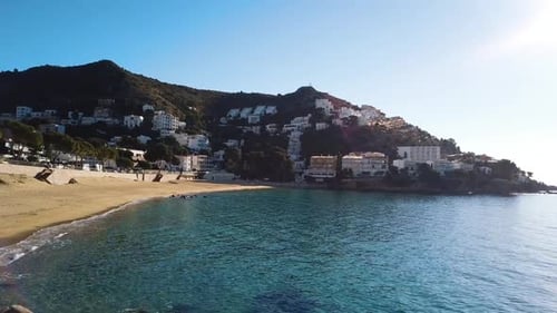Drohnenaufnahmen von einem wunderschönen Strand in Spanien