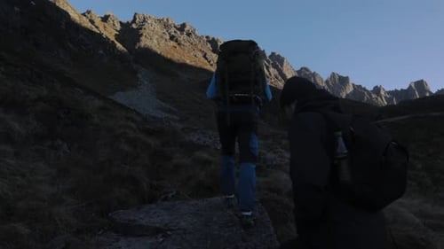 Groupe de randonneurs faisant de la randonnée sur un sentier rocheux dans les montagnes norvégiennes pendant une journée ensoleillée