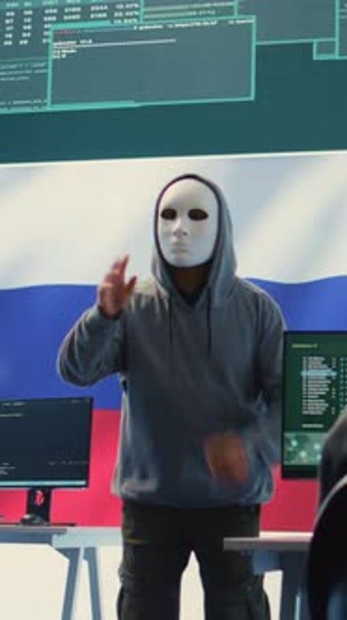 Vidéo verticale Une personne anonyme masquée demande une rançon dans une salle de piratage gouvernementale russe