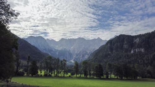 Kamnik Savinja-Alpen aus Jezersko, Slowenien, Zeitraffer von Wolken über Bergen und Wiesen mit tr