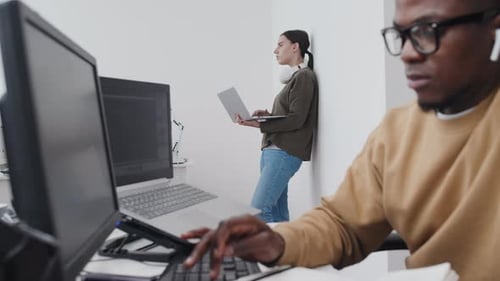 Jeune femme travaillant sur un ordinateur portable au bureau