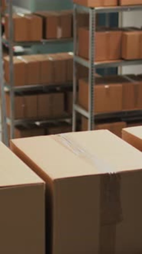 Entrepôt vidéo vertical rempli de matières premières et de supports pour mettre des boîtes en carton