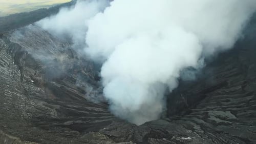 Krater des aktiven ausbrechenden Vulkans Bromo in Indonesien