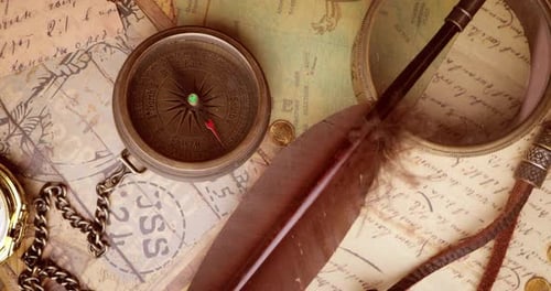 Viajes y aventuras de estilo vintage. Brújula antigua vintage y otros objetos vintage sobre la mesa.