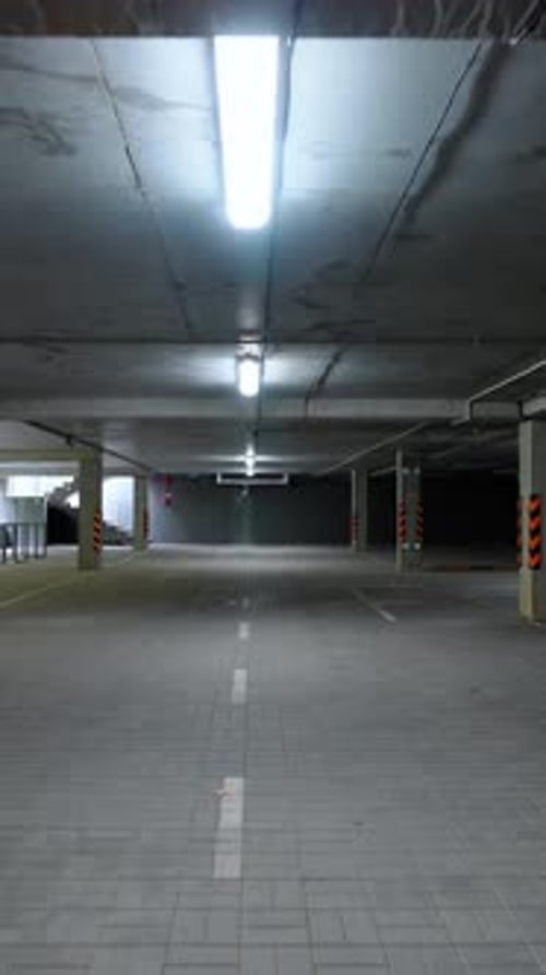 Camine por el estacionamiento subterráneo Movimiento suave de la cámara en el estacionamiento de un edificio de oficinas