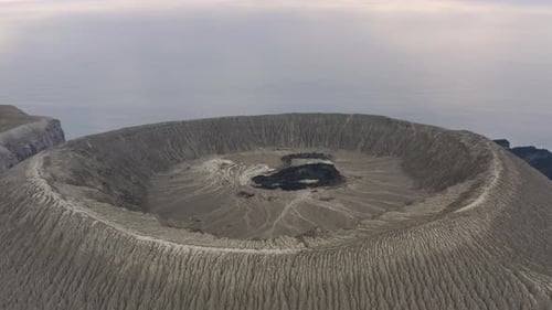 Vista aérea del amplio cráter del volcán Bárcena en la isla de San Benedicto, México