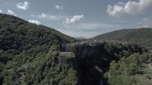 Vidéo panoramique d'un drone met en valeur la beauté époustouflante de Castellfollit de la Roca, en Espagne : mediev