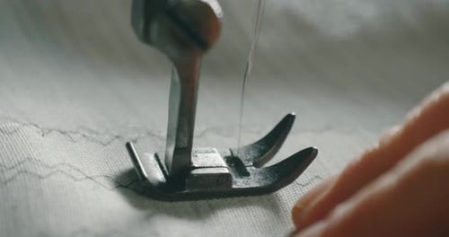 Zeitlupen-Nahaufnahme von Schneiderei, handgefertigter hochwertiger Anzug oder Hemd in alter Tradition