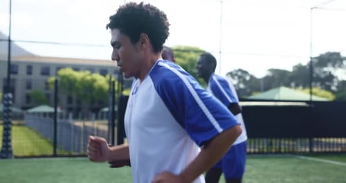 Team, Laufen und Aufwärmen als Fußballspieler oder Athlet für Sport, Training und Training auf dem Feld