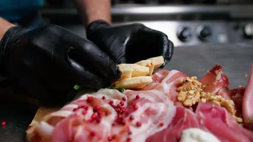 Un chef prépare du fromage calabrais frais pour un apéritif à la charcuterie