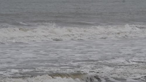 Primer plano de las olas del agua de mar, imágenes en cámara lenta de las olas del agua de mar