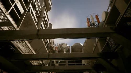 Una perspectiva única del techo de hormigón de un edificio capturada desde abajo