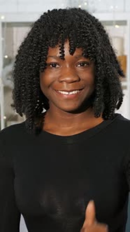 Femme en tenue décontractée montrant un portrait d'affirmation positive d'une femme joyeuse exprimant son soutien